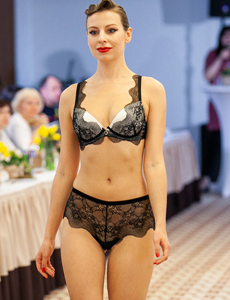 Lauma, Black Plunge Push Up Lace Bra, On Model Front, 41H10